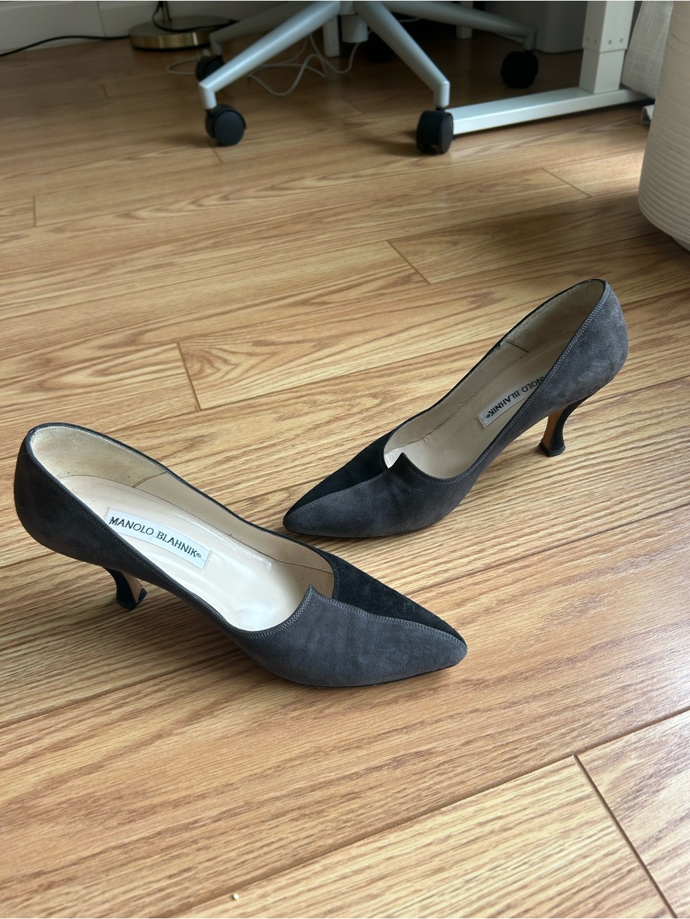 Manolo Blahnik Two-Tone Suede Pointed Toe Pumps Heels 37.5 / US 7.5 - Picture 2 of 3